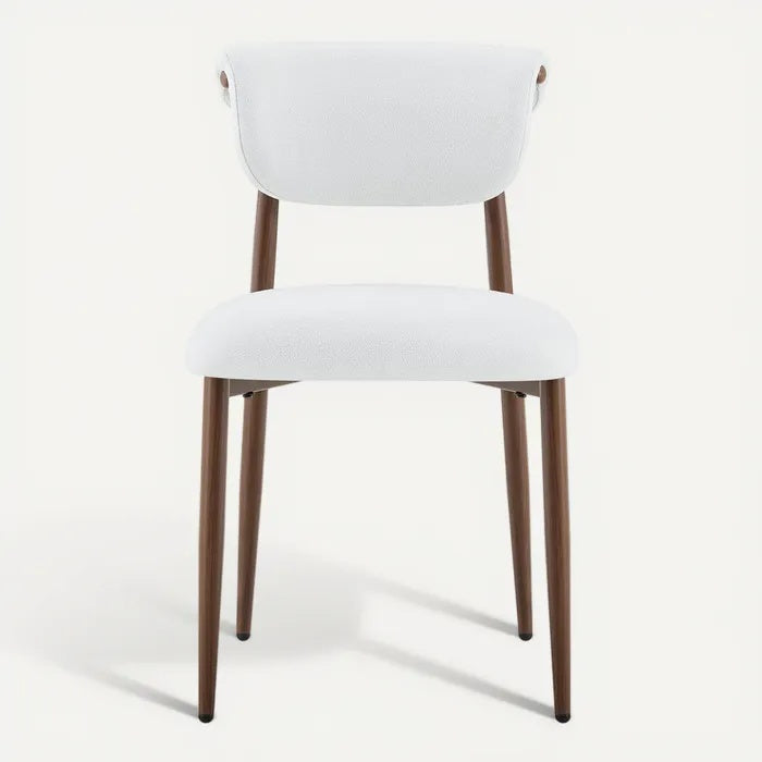 **Lichte witte stoel met houten poten**