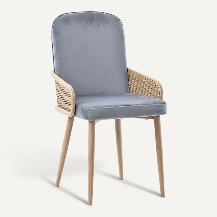 **Technische Titel in het Nederlands:** "Moderne Grijze Stoel met Riet en Houten Poten"